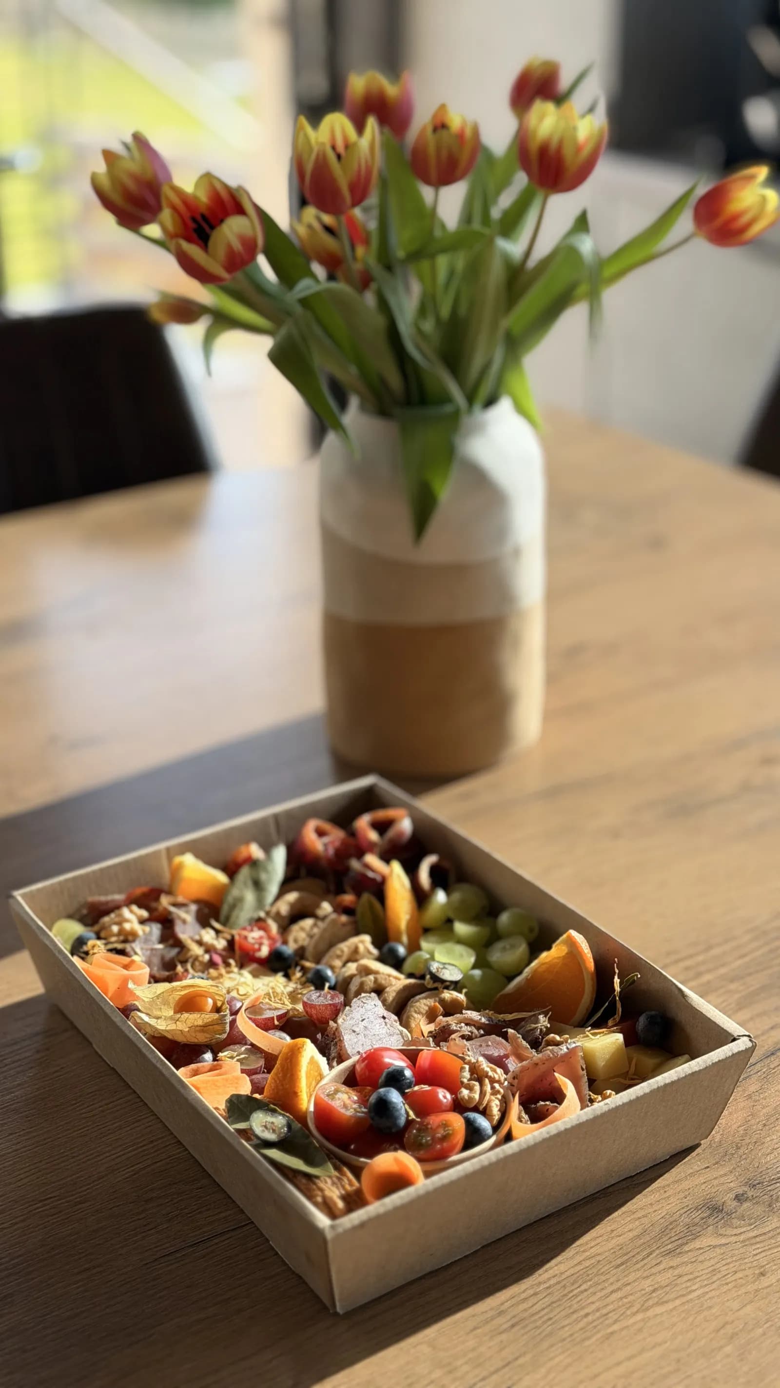 Un plateau AR Plancha posé sur une table